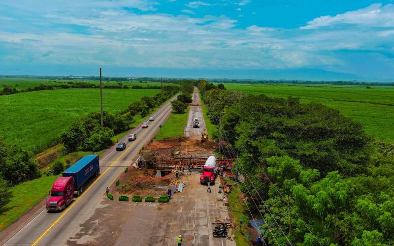 CIV gestiona el retiro de 418 postes eléctricos en la Autopista Escuintla–Puerto Quetzal