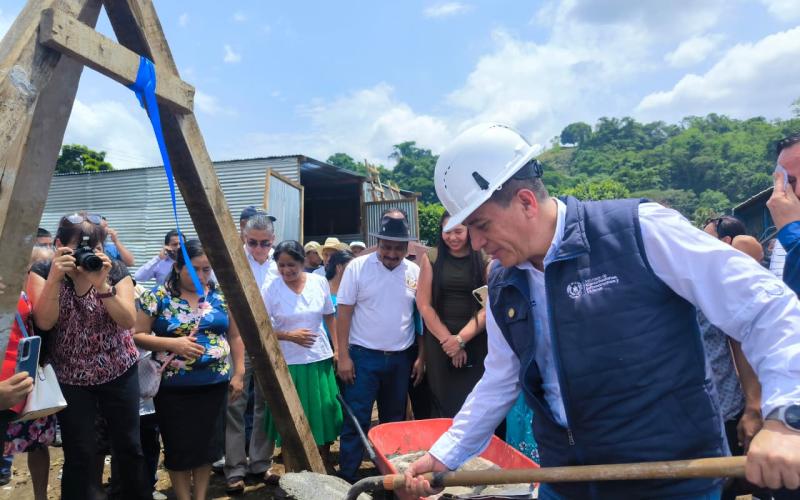 Colocan la primera piedra de instituto que beneficiará a la juventud de El Naranjo en Escuintla