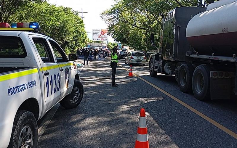 Brigadas de Provial atienden colisión vehicular en Teculután, Zacapa; se reporta una víctima mortal