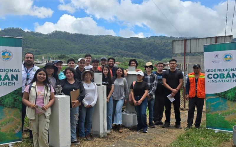 Estudiantes de Geología conocen funcionamiento de estación meteorológica en Cobán
