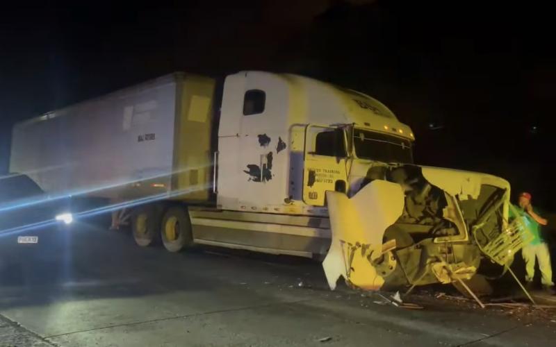 Provial regula el tránsito tras colisión de dos tráiler en ruta al Atlántico
