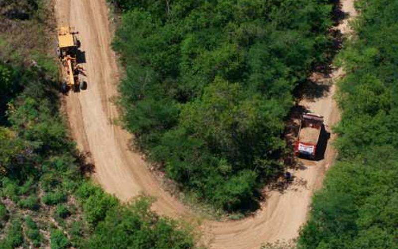 Comunidades de San José del Golfo mejoran movilidad y economía con mantenimiento de rutas de terracería