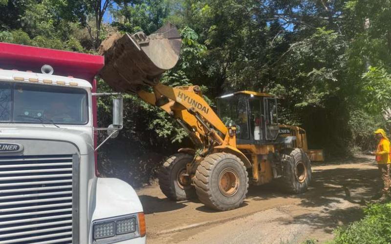 Emergencias viales en Zacapa: Covial trabaja en la remoción de derrumbes