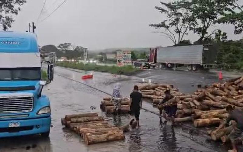 PROVIAL responde con prontitud a incidente por caída de carga en la CA-2 Occidente