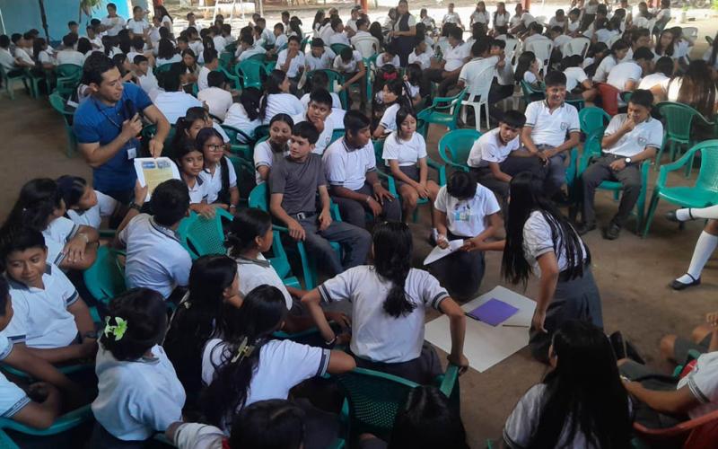 Estudiantes aprenden “Los colores de la salud” para mejorar su alimentación