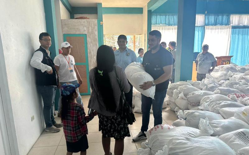 Familias peteneras reciben asistencia alimentaria 