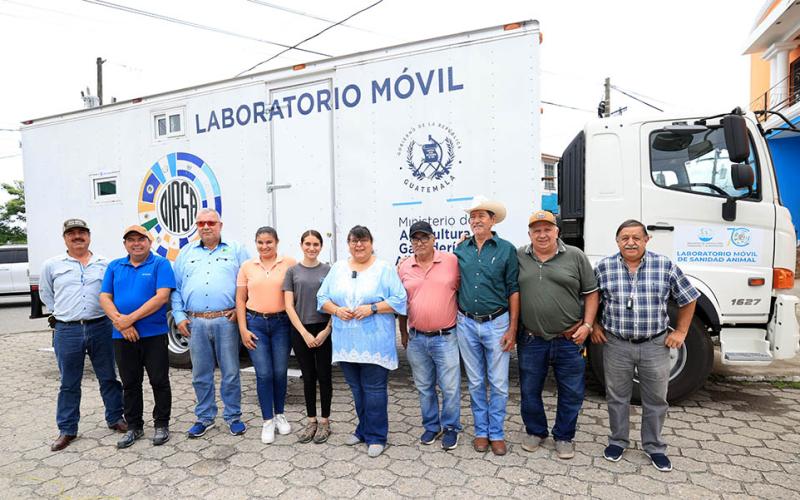 Presentan laboratorio móvil para el control del Gusano Barrenador en el oriente del país