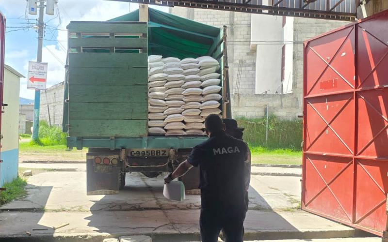 Reciben raciones de alimentos para familias de Quetzaltenango