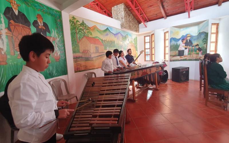 Música de marimba celebra presentación de libro en Uspantán, Quiché