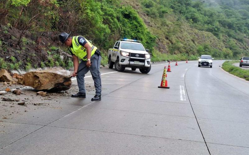 Provial atiende desprendimiento de rocas y restablece la movilidad en ruta al Atlántico
