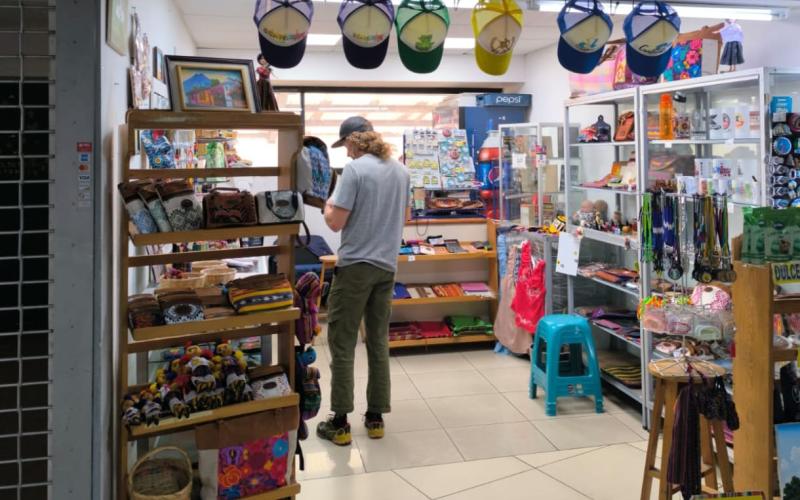  Plaza comercial se convierte en el último punto de contacto con la cultura guatemalteca antes de abordar el vuelo