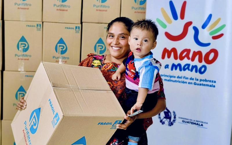 A través de la Iniciativa Intersectorial Mano a Mano, se entregaron 906 filtros purificadores de agua y 278 estufas mejoradas a hogares del municipio de Tamahú, Alta Verapaz.