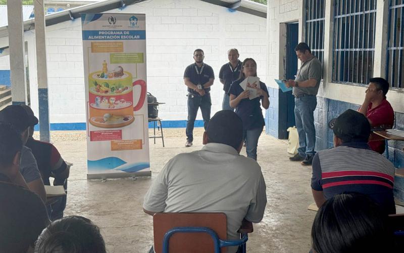 Capacitan a directores y representantes comunitarios en temas de huertos escolares