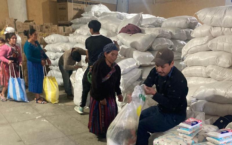 Distribuyen raciones alimentarias en Momostenango