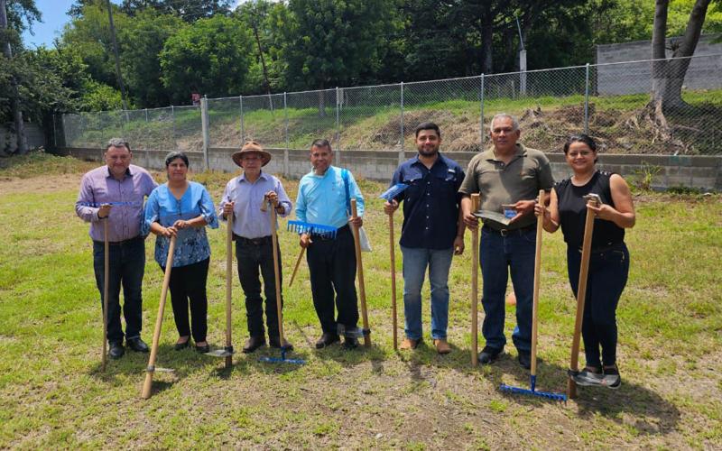 Entrega de insumos agrícolas rortalece huertos escolares en cinco departamentos