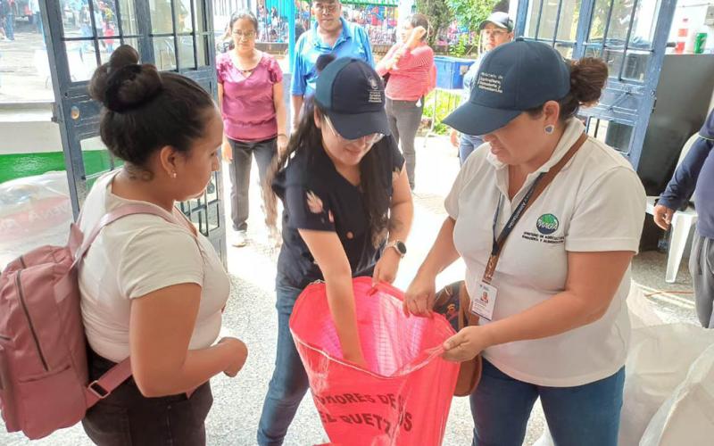 Familias reciben raciones alimentarias como incentivo por trabajo comunitario