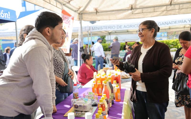 Frescura y sabor llenaron de vida San José Pinula con la Feria del Agricultor