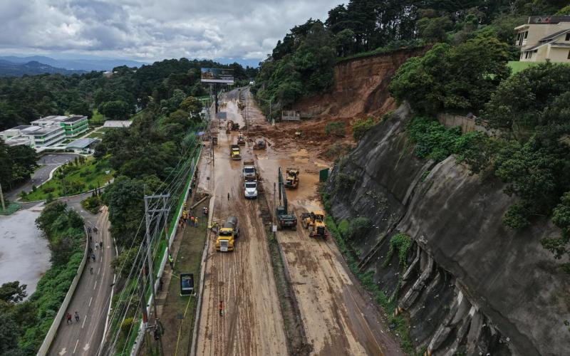 Más de 2 mil metros cúbicos de lodo son retirados en el km 24, CA-1 Oriente