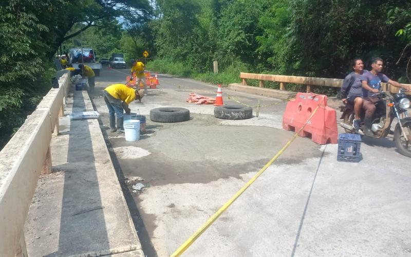 Covial repara con acero y concreto el puente El Pajal en Santa Rosa