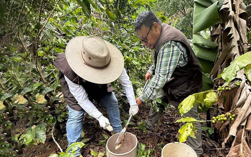 Realizan toma de muestras para mapa de fertilidad de suelos