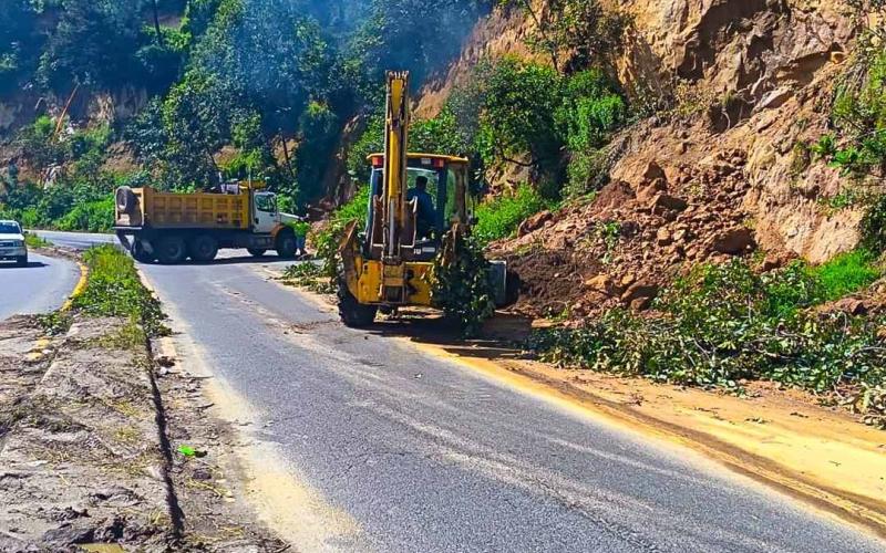 Remueven derrumbe en la CA-1 Occidente: trabajan en el km 160.5, Nahualá, Sololá