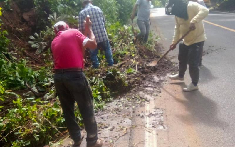 Zona Vial 3 restablece paso vehicular en la ruta CA-02 Oriente tras atender emergencia