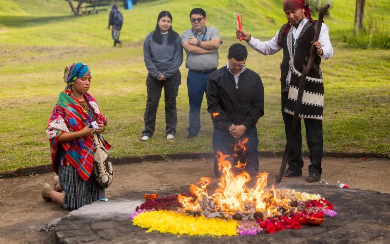 Ajq’ijab’ o guías espirituales utilizan carné