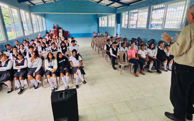 taller “Conociendo Nuestra Cultura” Poptún
