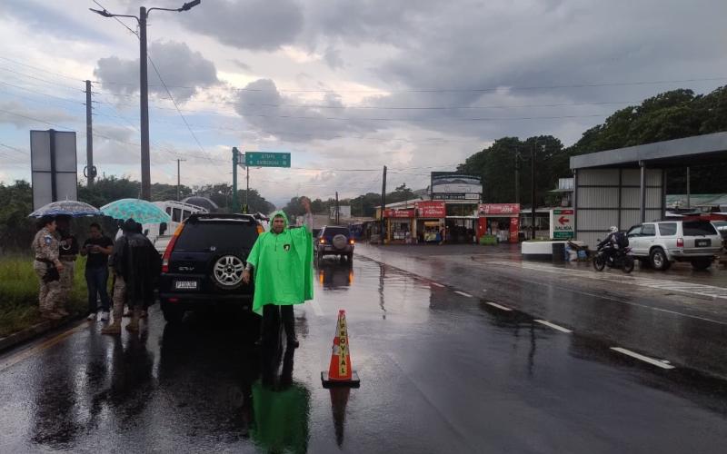 Provial regula el tránsito tras colisión vehicular en la ruta a El Salvador