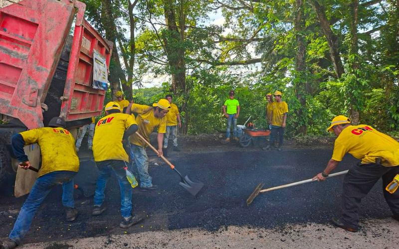 Mejoran acceso a Morales, Izabal desde la CA-9 norte con nueva capa de asfalto