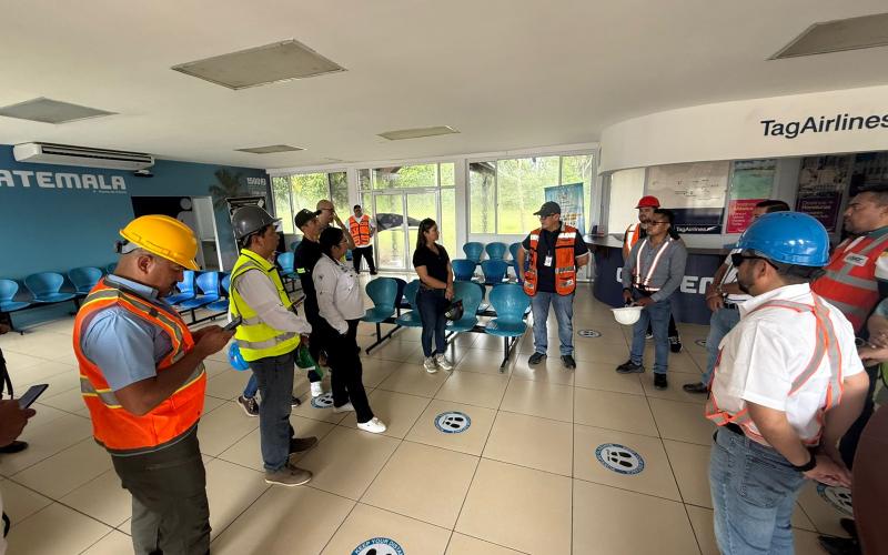 Durante el recorrido, se destacó que el Aeródromo de Puerto Barrios atiende actualmente operaciones locales, operando bajo estrictos protocolos de seguridad establecidos por la Dirección General de Aeronáutica Civil 