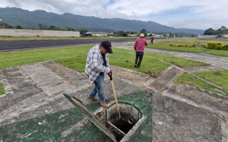 Estas acciones permiten mantener los sistemas de drenaje en óptimas condiciones, evitando la acumulación de agua en las áreas de rodaje, despegue y aterrizaje, lo cual es fundamental para prevenir incidentes y asegurar el correcto funcionamiento del aeródromo, especialmente durante la temporada de lluvias.