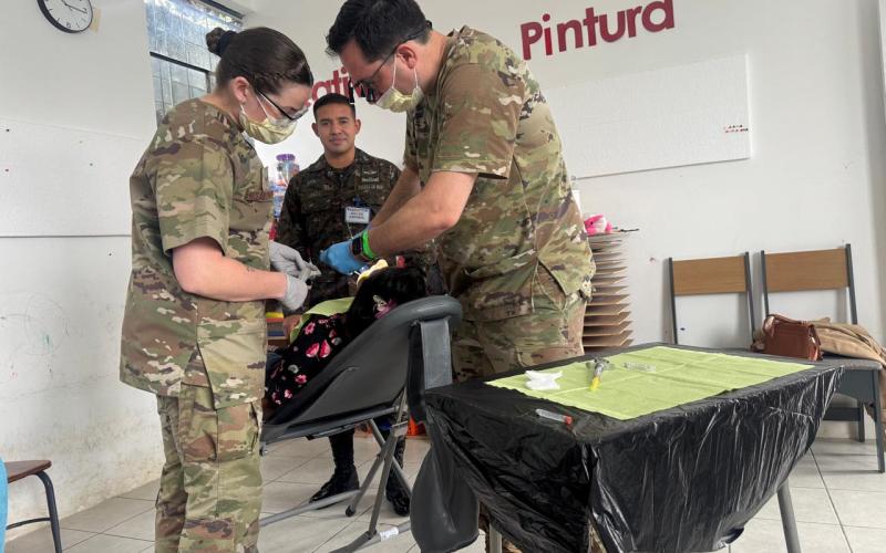 Ejército de Guatemala y Guardia Nacional de Arkansas desarrollan jornada médica en Cobán, Alta Verapaz.
