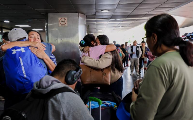 Las autoridades del AILA subrayan que, aunque la demanda aumenta considerablemente en esta época, una adecuada planificación y el aprovechamiento de las herramientas disponibles pueden marcar una diferencia significativa.
