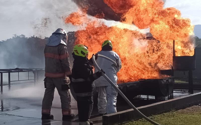 Este entrenamiento especializado tiene como propósito proporcionar al personal de las dependencias de Salvamento y Extinción de Incendios (SEI) de los aeropuertos de la región