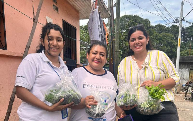 Entrega de pilones fortalece agricultura familiar de 500 mujeres en Escuintla 