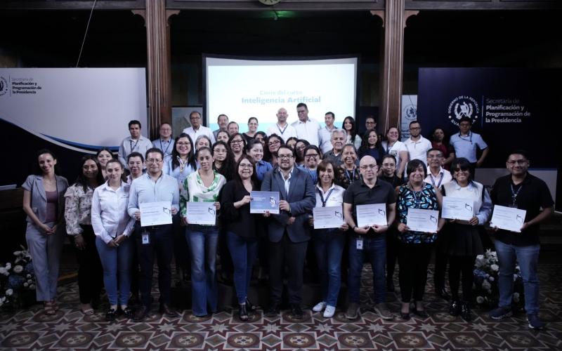 Parte del equipo técnico de SEGEPLAN que recibió el curso de uso de Inteligencia Artificial (IA) 