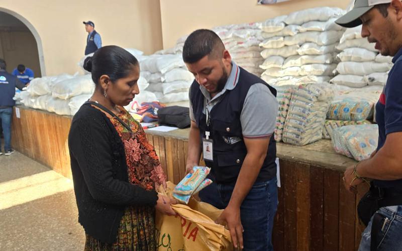 Familias de San Pedro Carchá y San Miguel Uspantán reciben asistencia alimentaria
