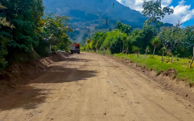 Caminos habilita ruta de 5.6 kilómetros para vecinos de Santa María de Jesús