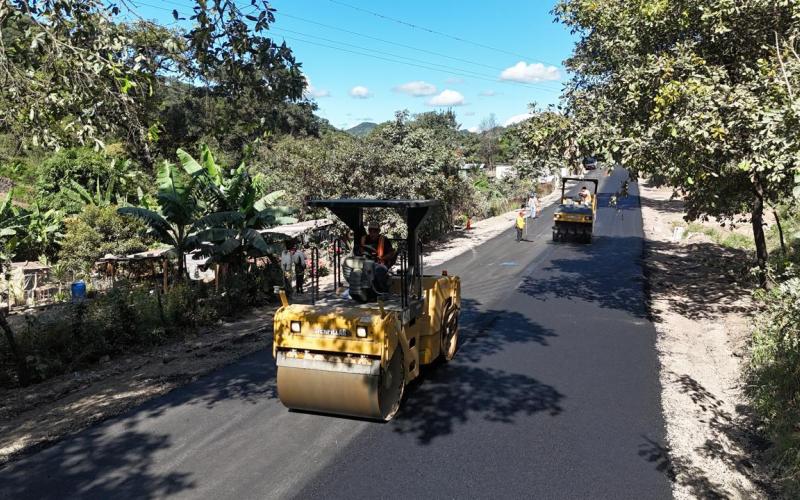 Trabajos avanzan día y noche para mejorar rutas en Jalapa