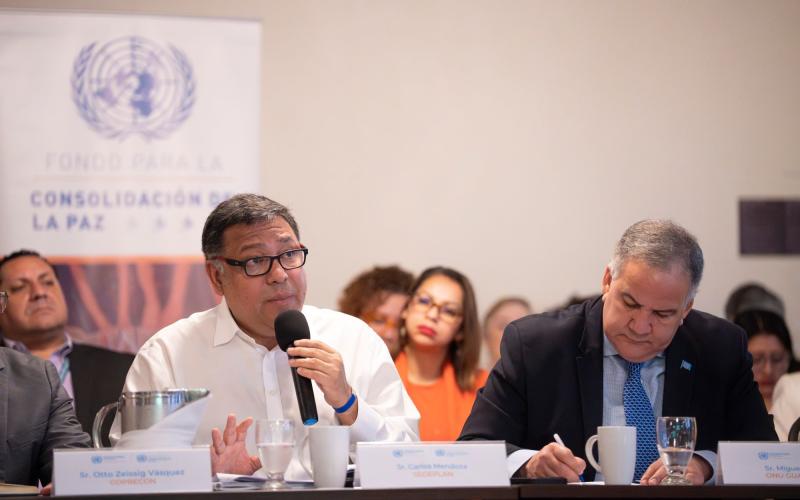 Secretario Carlos Mendoza y representante de las Naciones Unidas, Miguel Barreto.