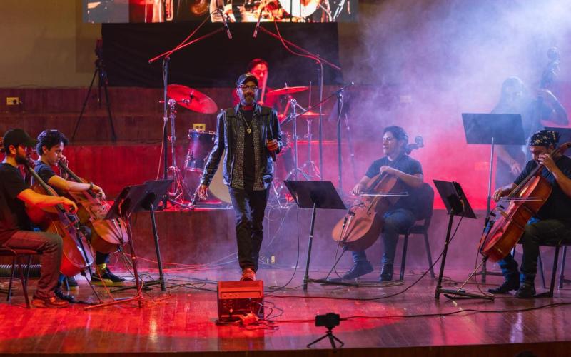 *Rock en Chelo: OSN y Giovanni Pinzón conquistaron el Conservatorio Nacional de Música*  Con una propuesta innovadora, la Orquesta Sinfónica Nacional (OSN) presentó el 12 de noviembre “Rock en Chelo”, un concierto que contó con la participación especial de Giovanni Pinzón, vocalista de Bohemia Suburbana, como parte del XIX Concierto de la Temporada de Música de Cámara en el Conservatorio Nacional de Música “Germán Alcántara”.  La interpretación musical estuvo acompañada de una proyección audiovisual con fra