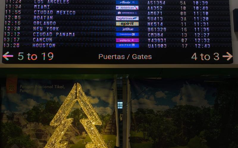 El objetivo de esta iniciativa es crear un ambiente cálido y festivo que dé la bienvenida y despedida tanto a viajeros nacionales como internacionales durante una de las temporadas más concurridas del año.