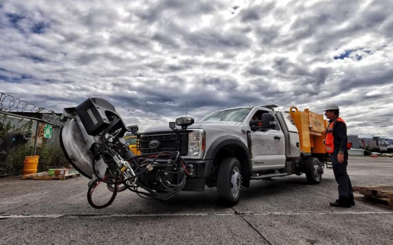 Montada sobre un vehículo Ford F550, la máquina cuenta con un motor de gran potencia y una capacidad de 600 galones de agua, que le permite operar de forma continua durante dos horas. 
