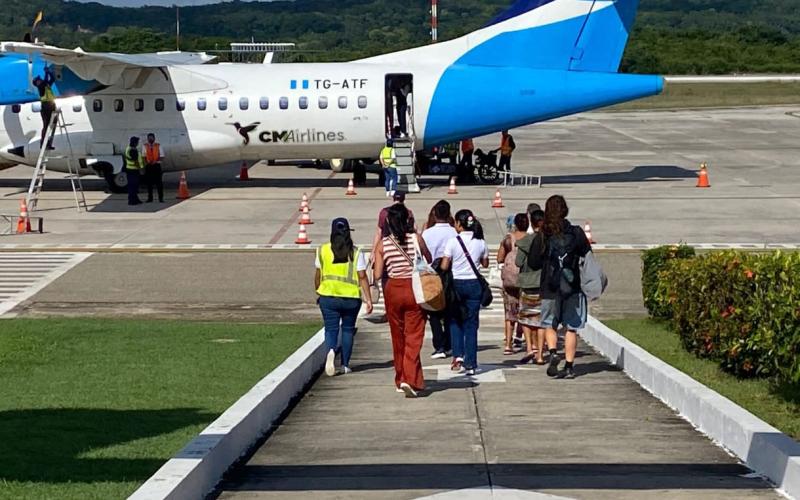 se solicita a los pasajeros llevar listos y en orden todos sus documentos de viaje y de abordaje, tales como identificación, pasaporte y pases de abordar.