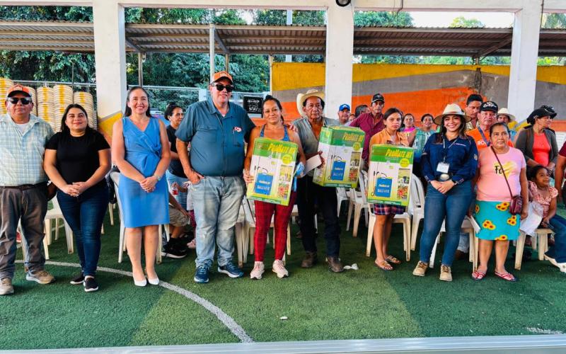 El Ministerio de Desarrollo Social (Mides) a través de su Unidad Ejecutora el Fondo de Desarrollo Social –(Fodes), entregó kits de techo mínimo y bombas para fumigar, en apoyo a 471 familias de cinco municipios del departamento de Escuintla.