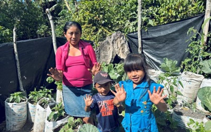 A través de la iniciativa Mano a Mano, una madre en la comunidad La Palmilla no solo recibió un piso digno y saneamiento, sino que utilizó los recursos para crear su propio huerto familiar.