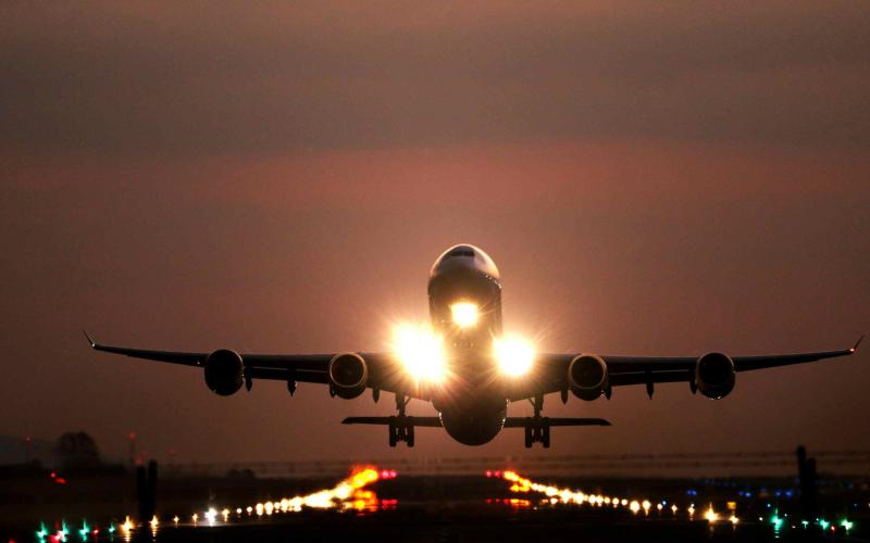 DGAC destaca la importancia del sistema de luces aeronáuticas para fortalecer la seguridad aérea