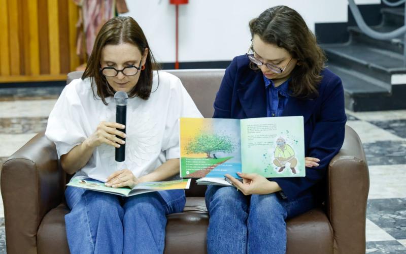 El libro “Tomás bajo el almendro”, primera obra de la escritora guatemalteca Ana Isabel Villela
