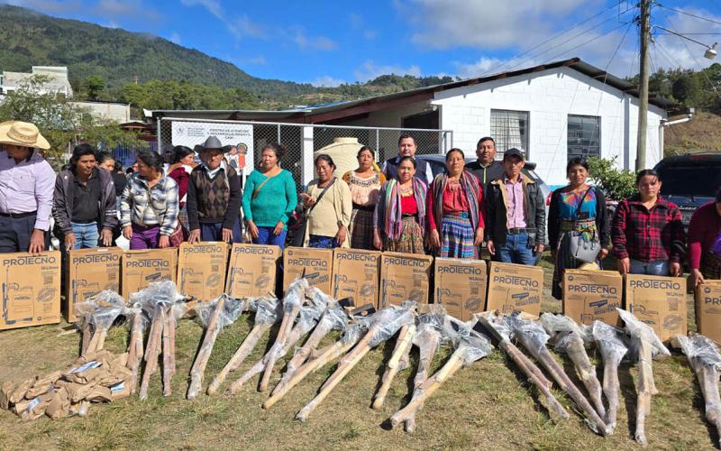 Entregan kits productivos del Sistema Patio a pequeños agricultores de Quiché